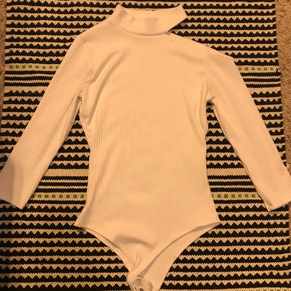 Shoulder cut out bodysuit - Picture 2 of 3